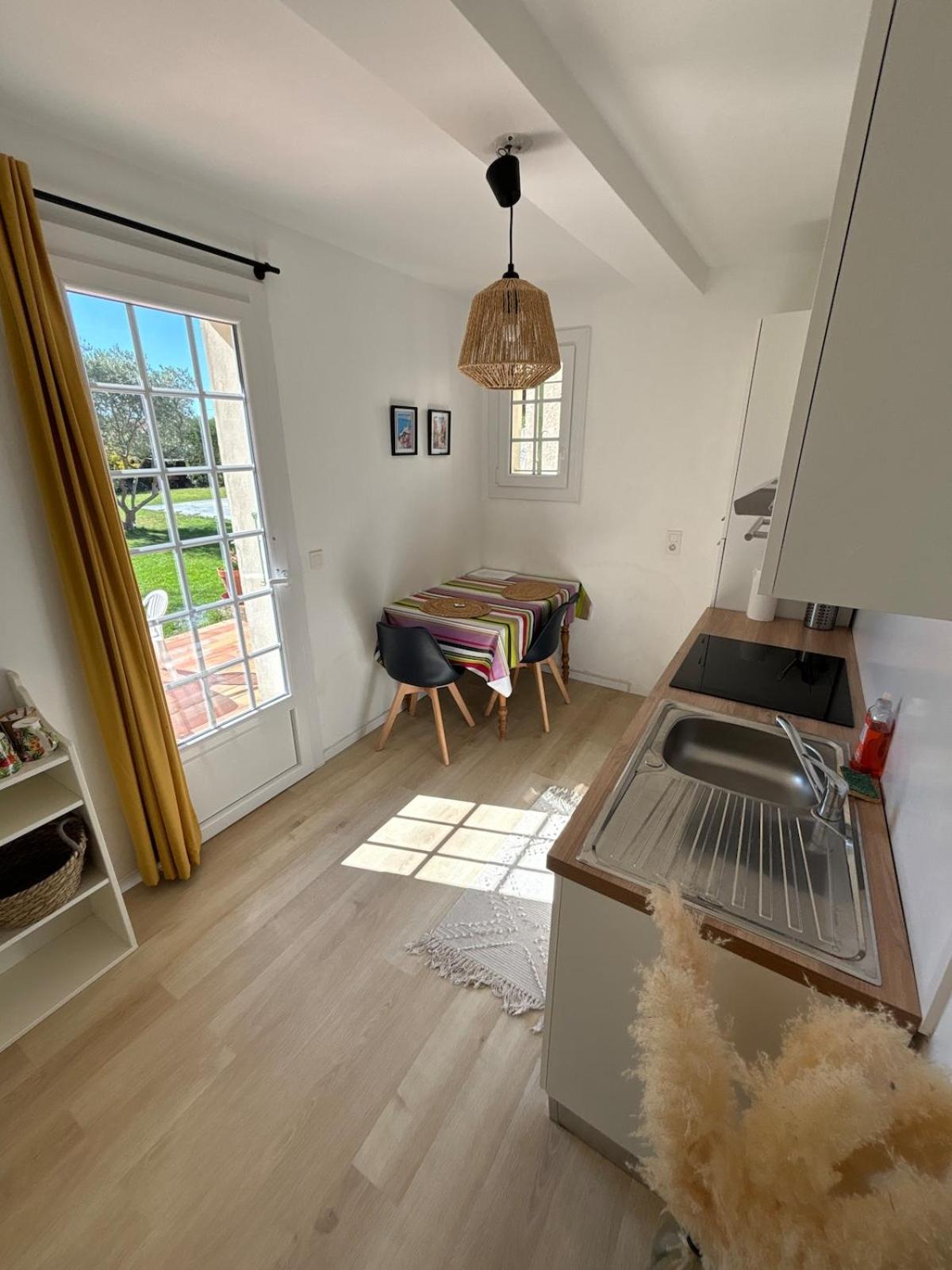 Studio En Provence Avec Piscine La Barben Екстер'єр фото