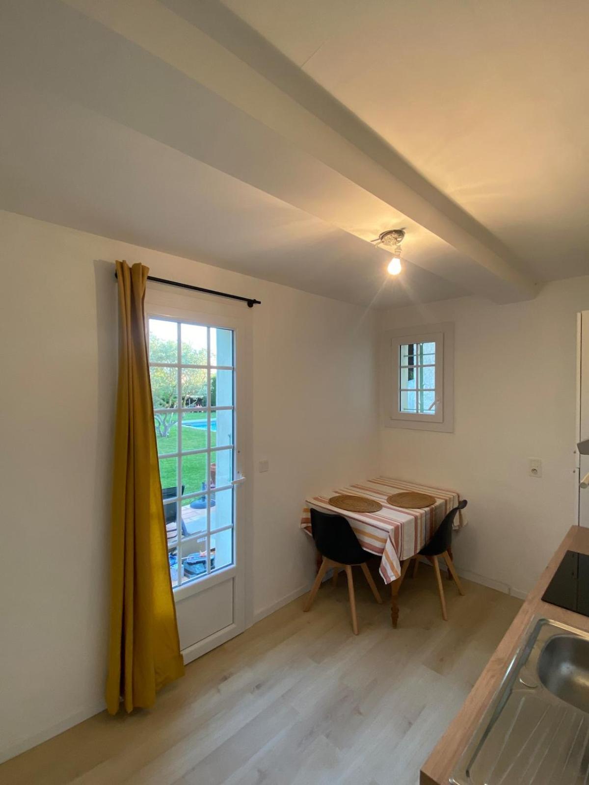 Studio En Provence Avec Piscine La Barben Екстер'єр фото