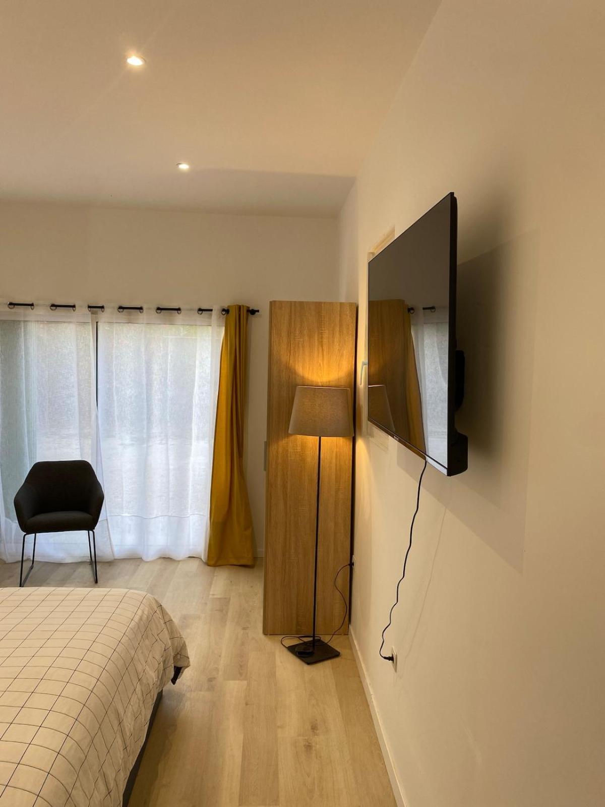 Studio En Provence Avec Piscine La Barben Екстер'єр фото