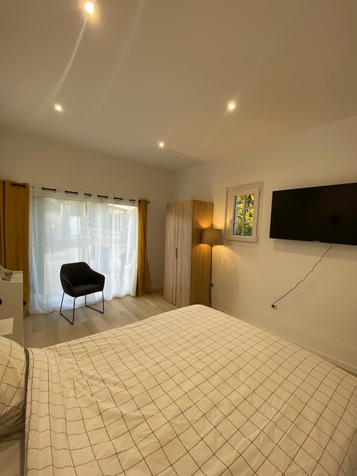 Studio En Provence Avec Piscine La Barben Екстер'єр фото